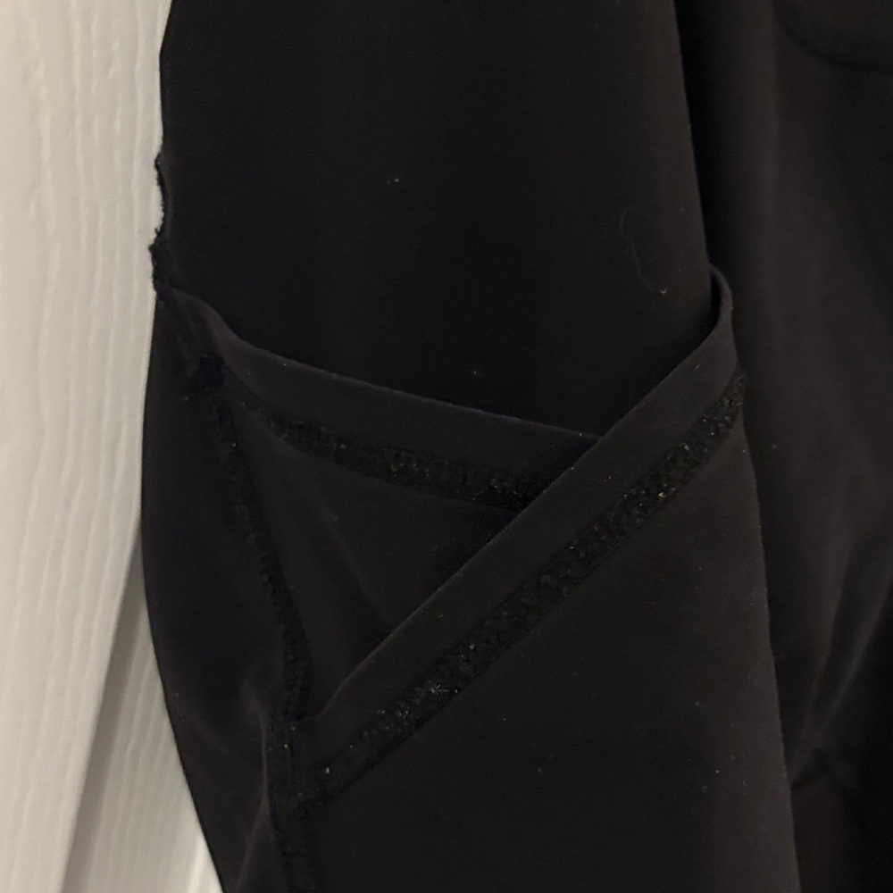 Lululemon Mesh Capri Leggings Size 10 - Picture 4 of 11